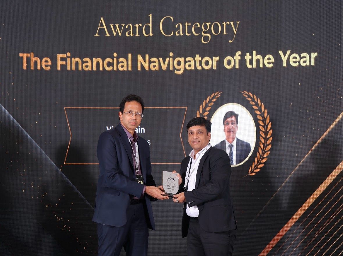 Vishal Jain receiving Financial Navigator of the Year at The House of CFO Bengaluru 3rd Edition